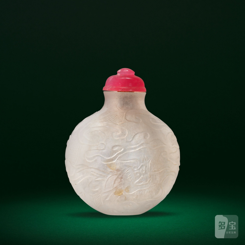 十八/十九世紀 翡翠云龍紋鼻煙壺 | A WHITE JADEITE 'DRAGONS AMIDST CLOUDS' SNUFF BOTTLE - 图3